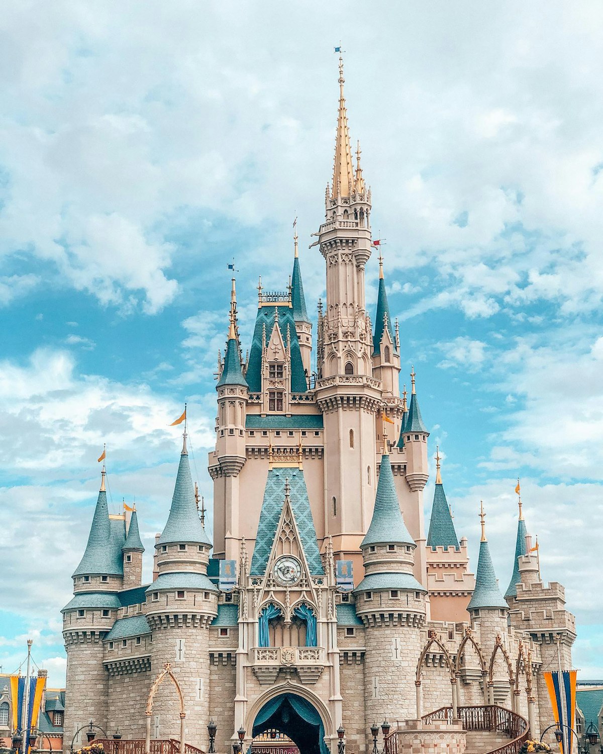 Theme park castle attraction